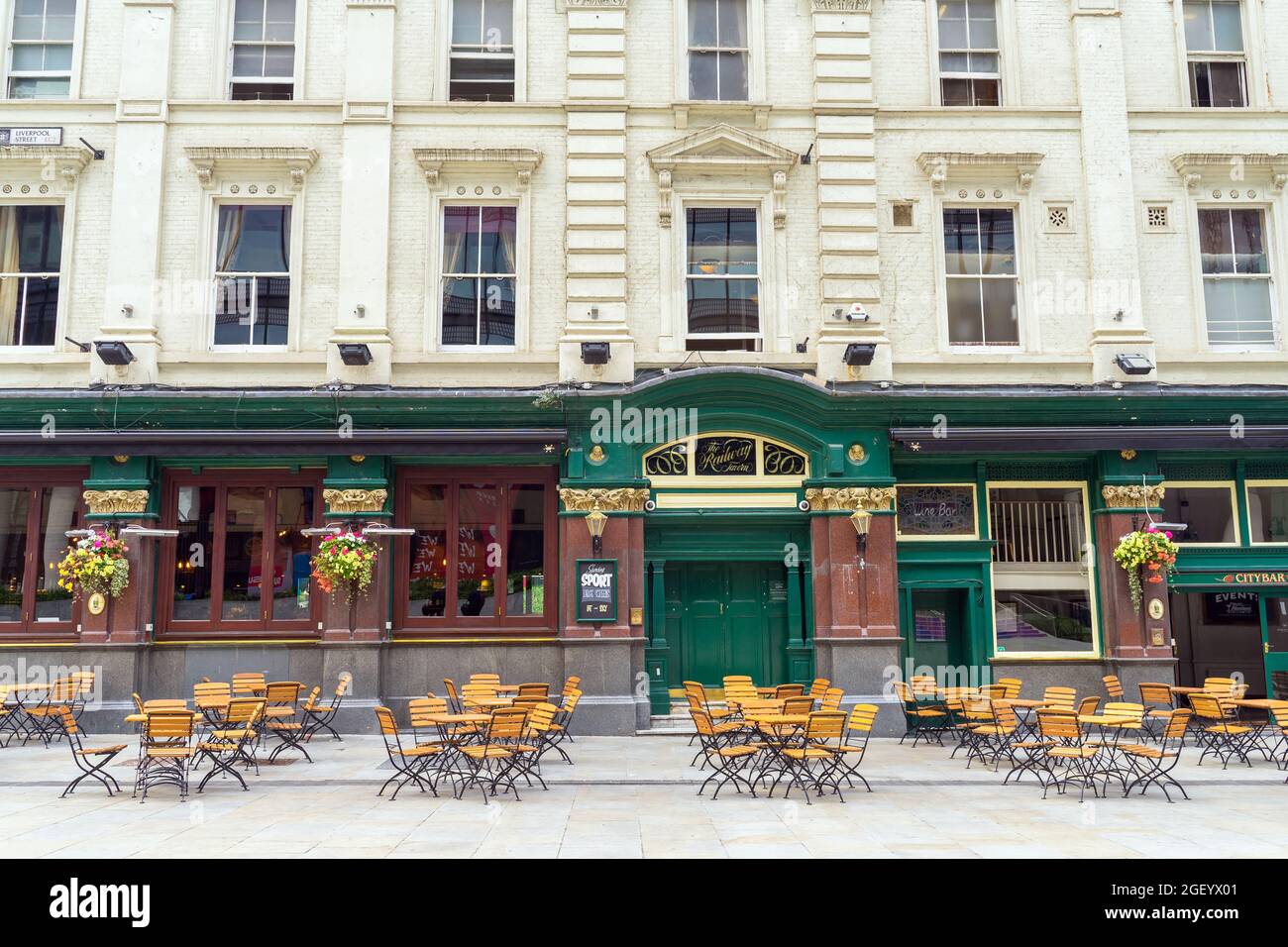 The exterior of The Railway Tavern in the City of London with empty chairs and dining tables outside. London - 22nd August 2021 Stock Photo