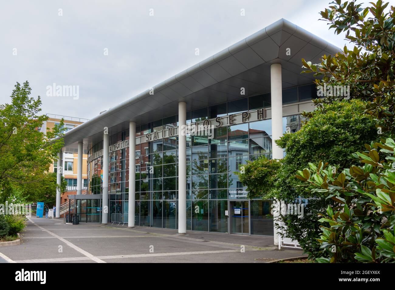 Exterior view of the Fondation Hôpital SaintJoseph, a private non