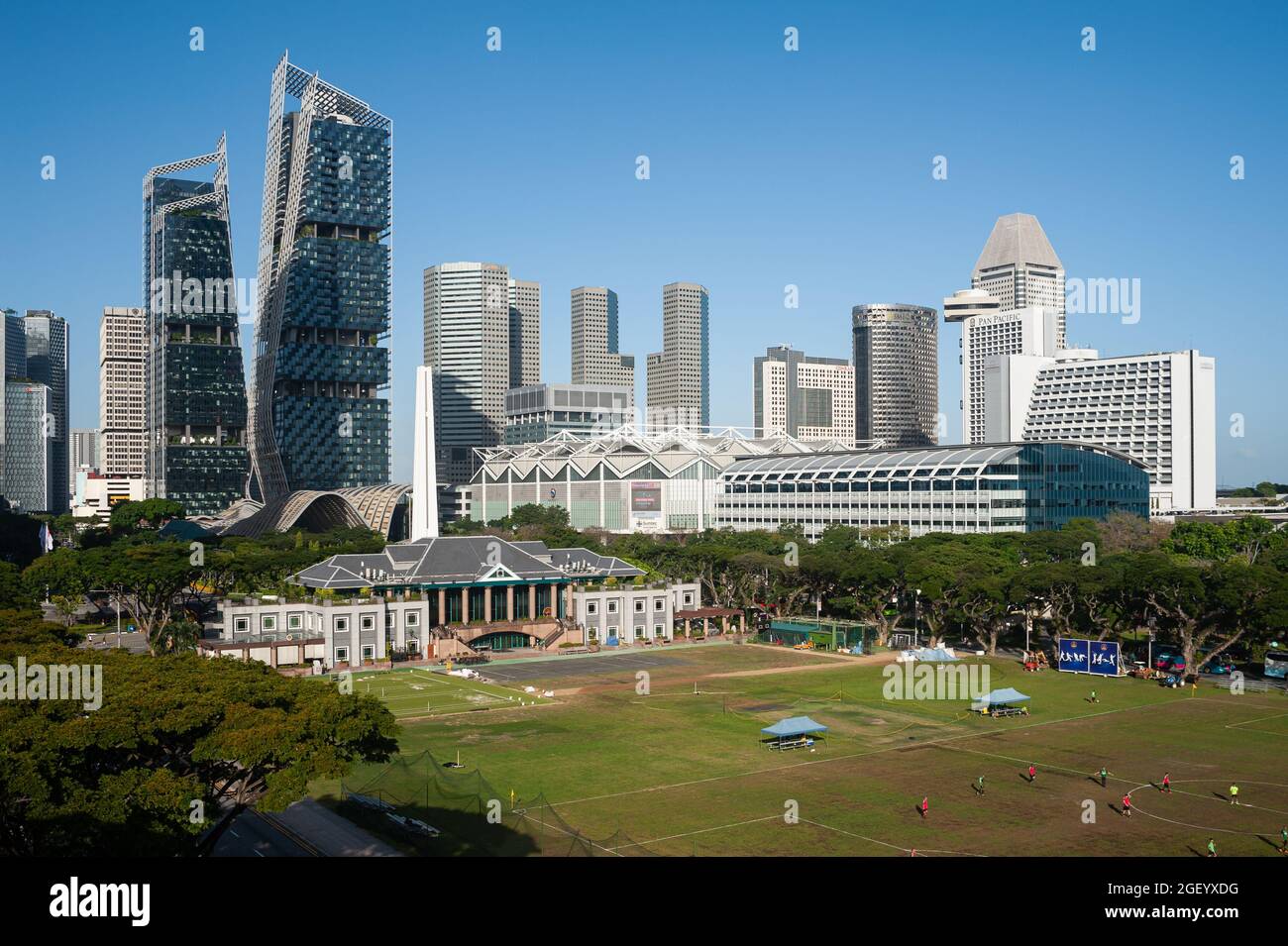 05.01.2020, Singapore, Republic of Singapore, Asia - View from the rooftop terrace at the National Gallery Singapore of the city skyline in downtown. Stock Photo