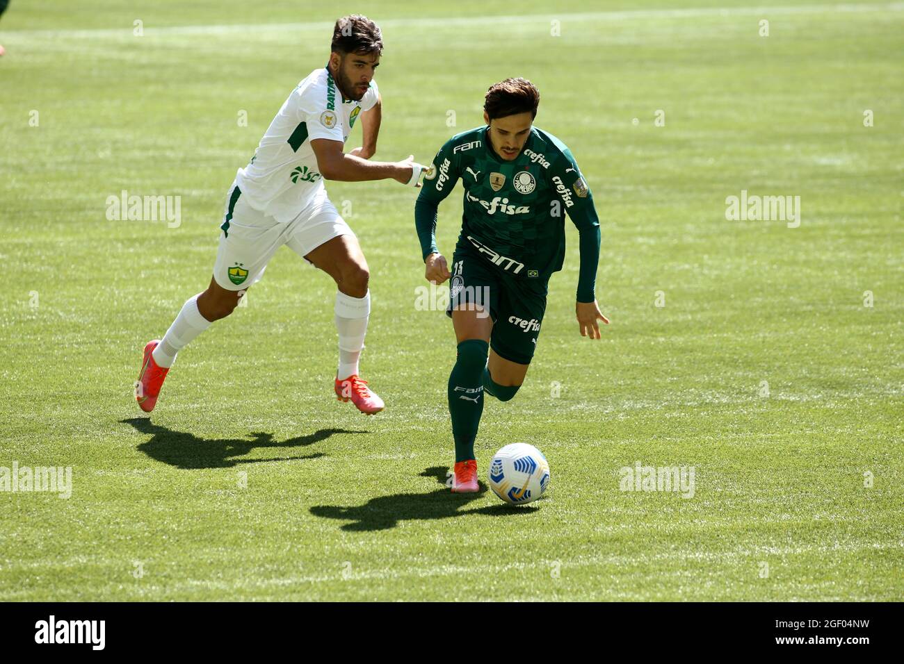 Soccer Football Brasileiro Championship Palmeiras V Cuiaba Allianz Arena Sao Paulo Brazil August 22 21 Palmeiras Raphael Veiga In Action With Cuiaba S Pepe Reuters Carla Carniel Stock Photo Alamy