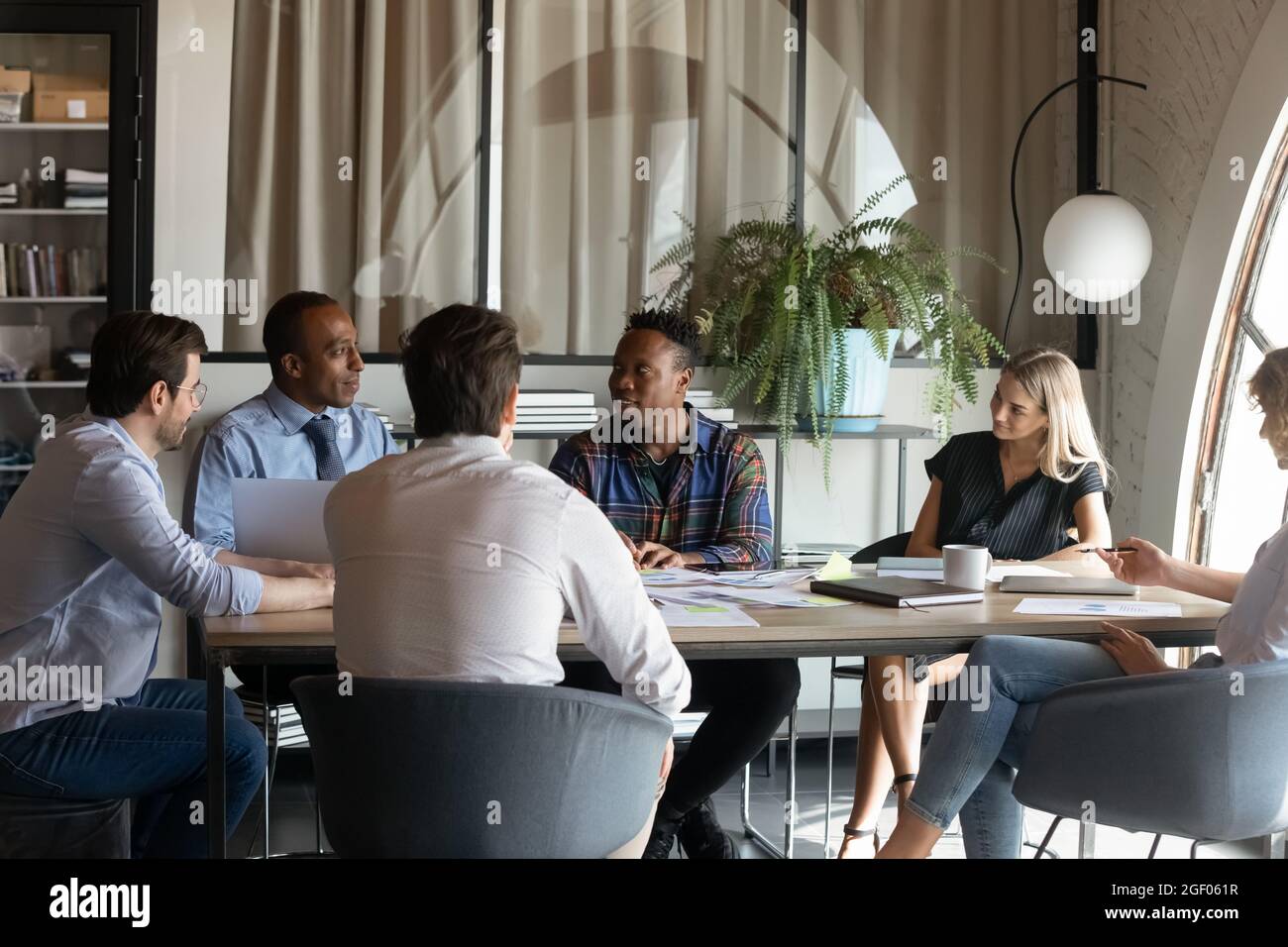 Casual office team meeting hi-res stock photography and images - Alamy