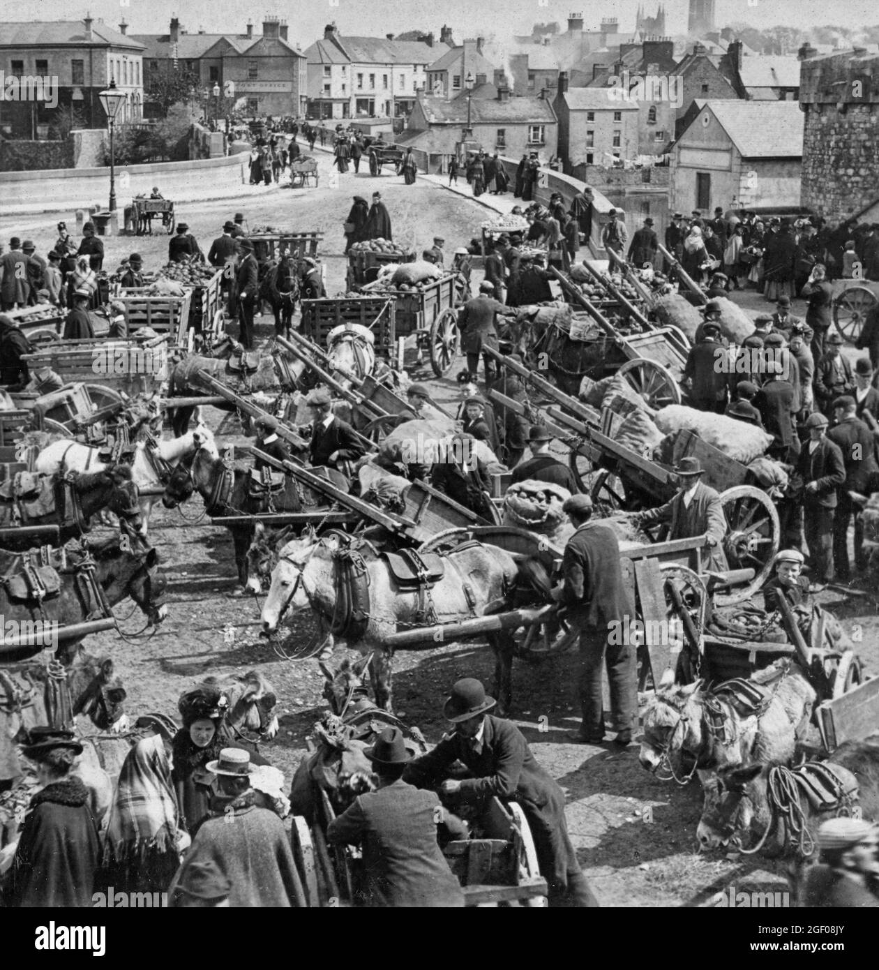 Horses, carts and local people in profusion at a vegetable market next to the bridge over the River Shannon,  in Athlone, a town on the border of County Roscommon and County Westmeath, Ireland. Stock Photo
