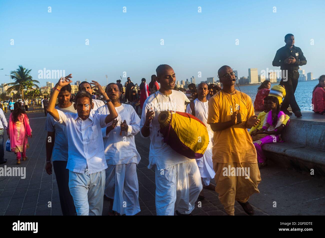 Mumbai, Maharashtra, India : A group of Hare Krishna followers parade along the 3.6-kilometre-long Marine Drive promenade by the Arabian Sea. Stock Photo