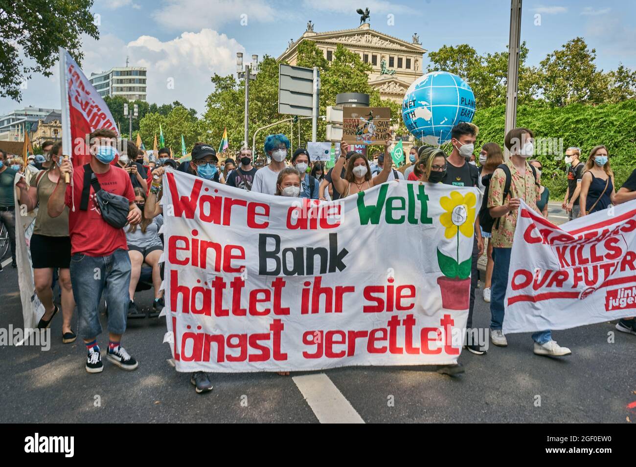 Demonstration, Fridays for Future, gegen den Klimawandel, hinten die alte Oper, Taunusanlage, Innenstadt, Frankfurt am Main, Deutschland Stock Photo
