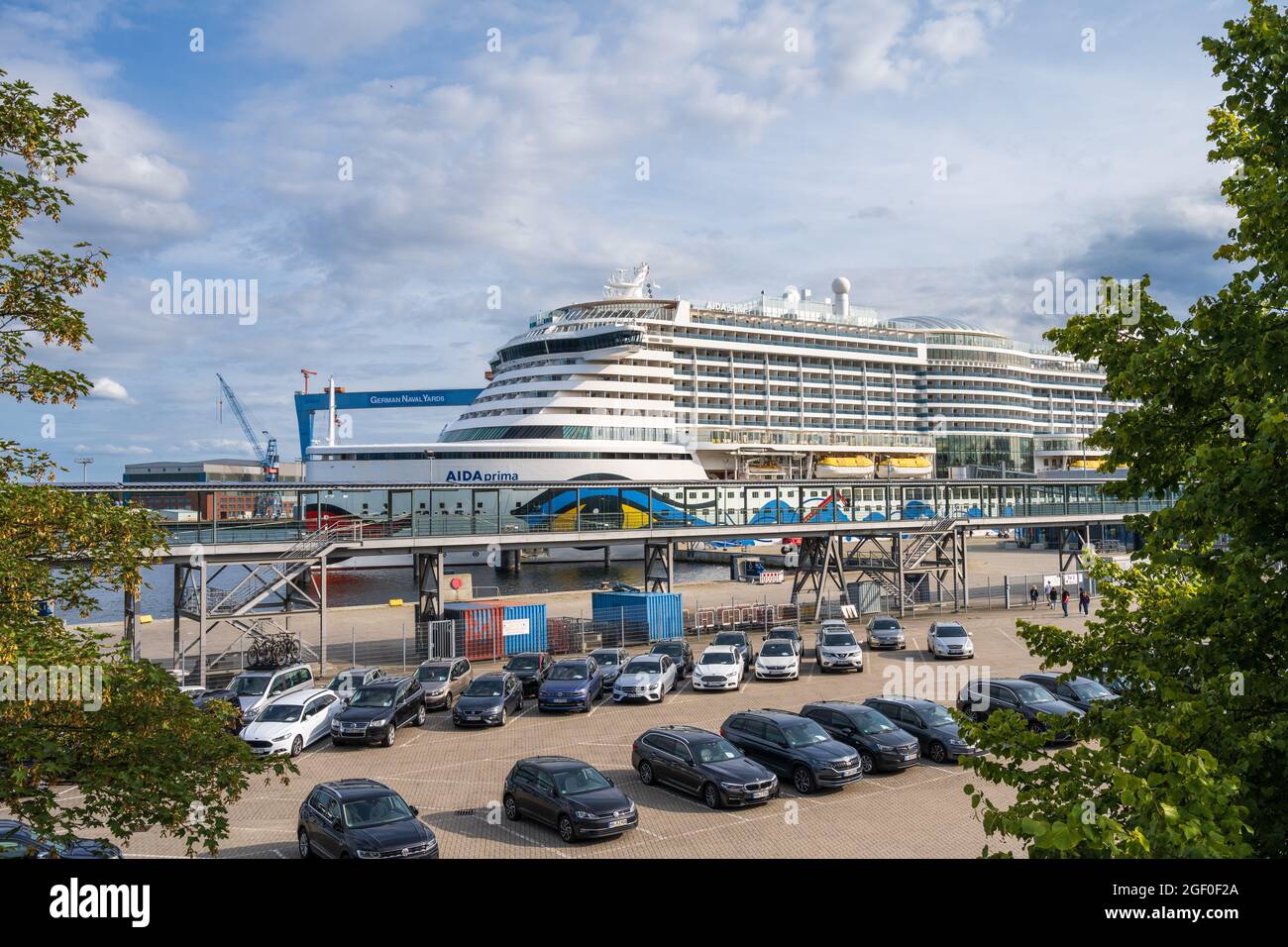 Sommerabendstimmung an der Kiellinie. Das Kreuzfahrtschiff AIDA prima am Ostseekai kurz vor dem Ablegen. Stock Photo