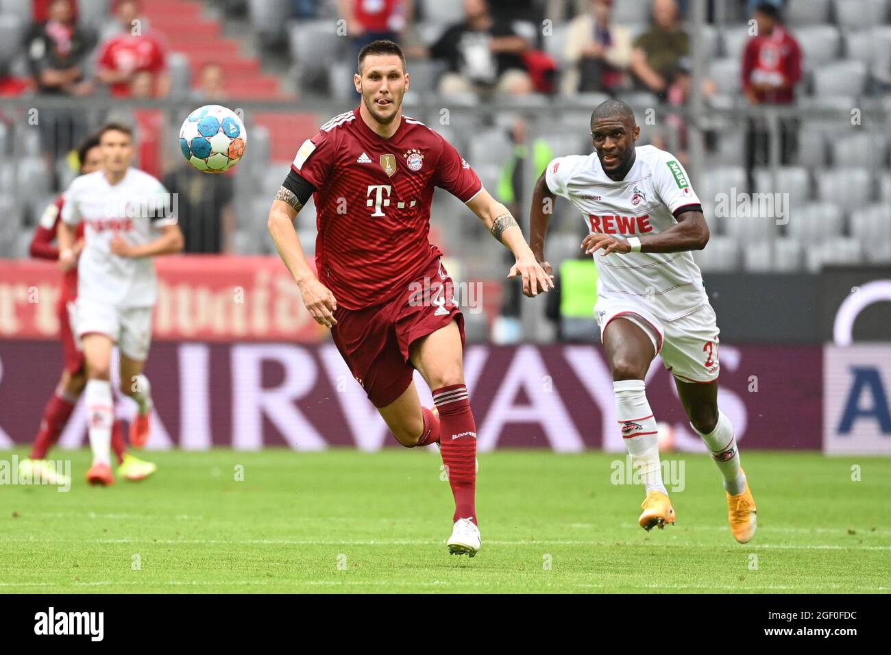 Munich, Germany. 22nd Aug, 2021. Football: Bundesliga, Bayern Munich - 1. FC  Köln, Matchday 2, Allianz Arena. Bayern's Niklas Süle (l) in action against  Anthony Modeste of Cologne. IMPORTANT NOTE: In accordance