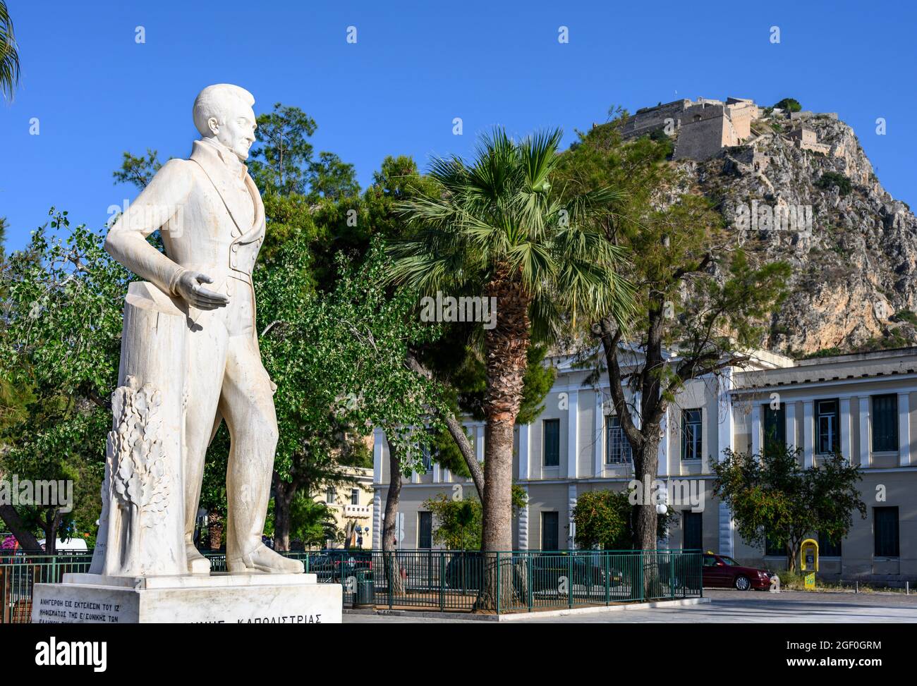 A statue of Ioannis Kapodistrias, the first head of state of independent Greece,  with  the Palamidhi fortress, in the background, Nafplio, Argolid, P Stock Photo