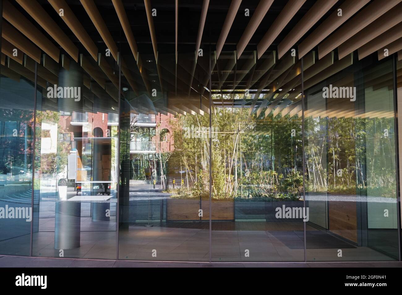 Tokyo, Ginza, blue Hour. The flagship store for the luxury brand, Harry  Winston. Close up of the exterior of glass building showing main entrance  Stock Photo - Alamy