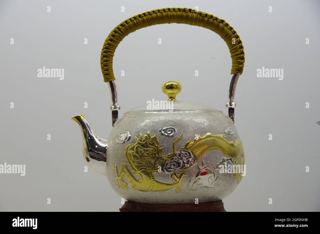 Pure silver teapot hi-res stock photography and images - Alamy
