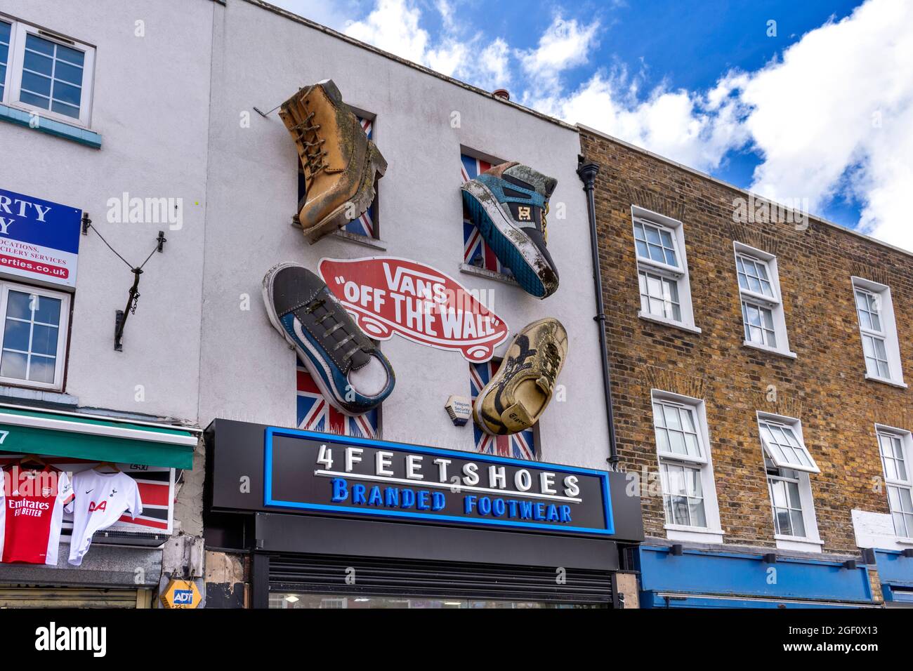LONDON CAMDEN LOCK CAMDEN TOWN THE HIGH STREET 4 FEET SHOES BOOTS AND SHOES  ON THE BUILDING Stock Photo - Alamy