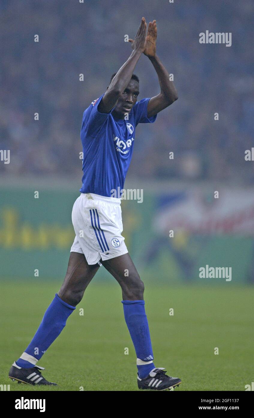 Gelsenkirchen Germany 5.10.2002, Football: Bundesliga season 2002/03, FC Schalke 04 (S04, blue) vs Hamburger SV (HSV, white)  3:0 —  Victor AGALI (S04) Stock Photo