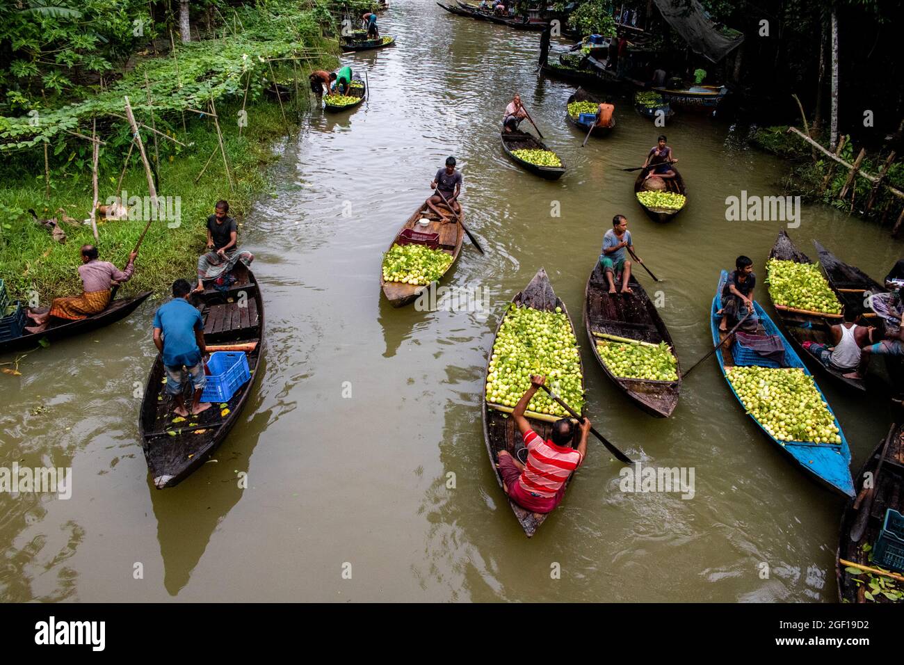 Barishal, Bangladesh. 20th Aug, 2021. Sellers and customers with guavas at Bhimruli Market in Barishal, Bangladesh on August 20, 2021. Bhimruli is the only floating market in the country and attracts many tourists. (Photo by Md Niamul Hossain Rifat/Sipa USA) Credit: Sipa USA/Alamy Live News Stock Photo