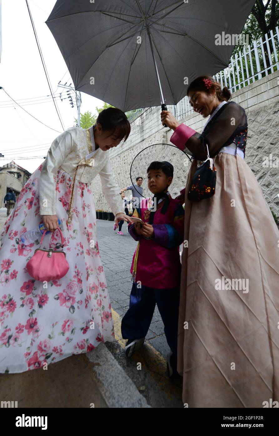 Tourist wearing traditional Korean dress at the Bukchon Hanok village in Seoul, Korea. Stock Photo