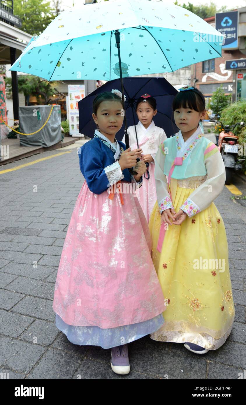 Korean girls dressed in traditional clothing in the Bukchon Hanok village in Seoul, Korea. Stock Photo