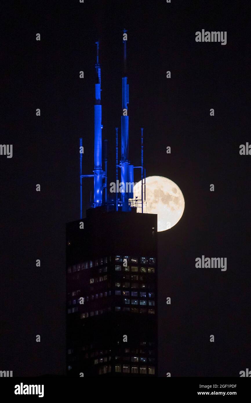 August 22, 2021 Chicago, Illinois, U.S. A full blue moon rises behind the Willis (Sears