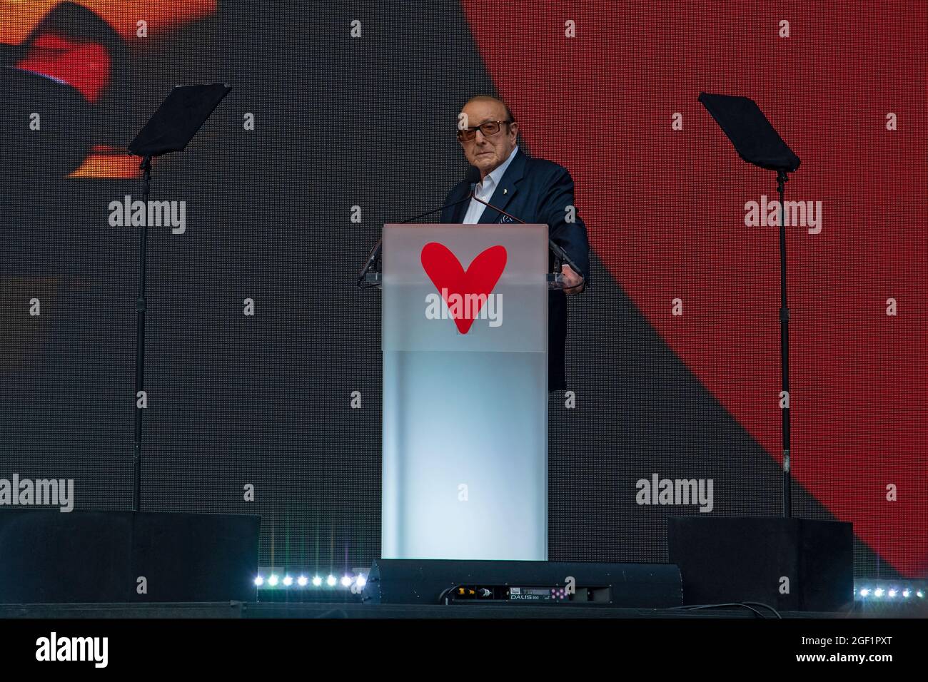New York, United States. 21st Aug, 2021. Clive Davis speaks during the 'We Love NYC: The Homecoming Concert' at the Great Lawn in Central Park, New York City. Credit: SOPA Images Limited/Alamy Live News Stock Photo