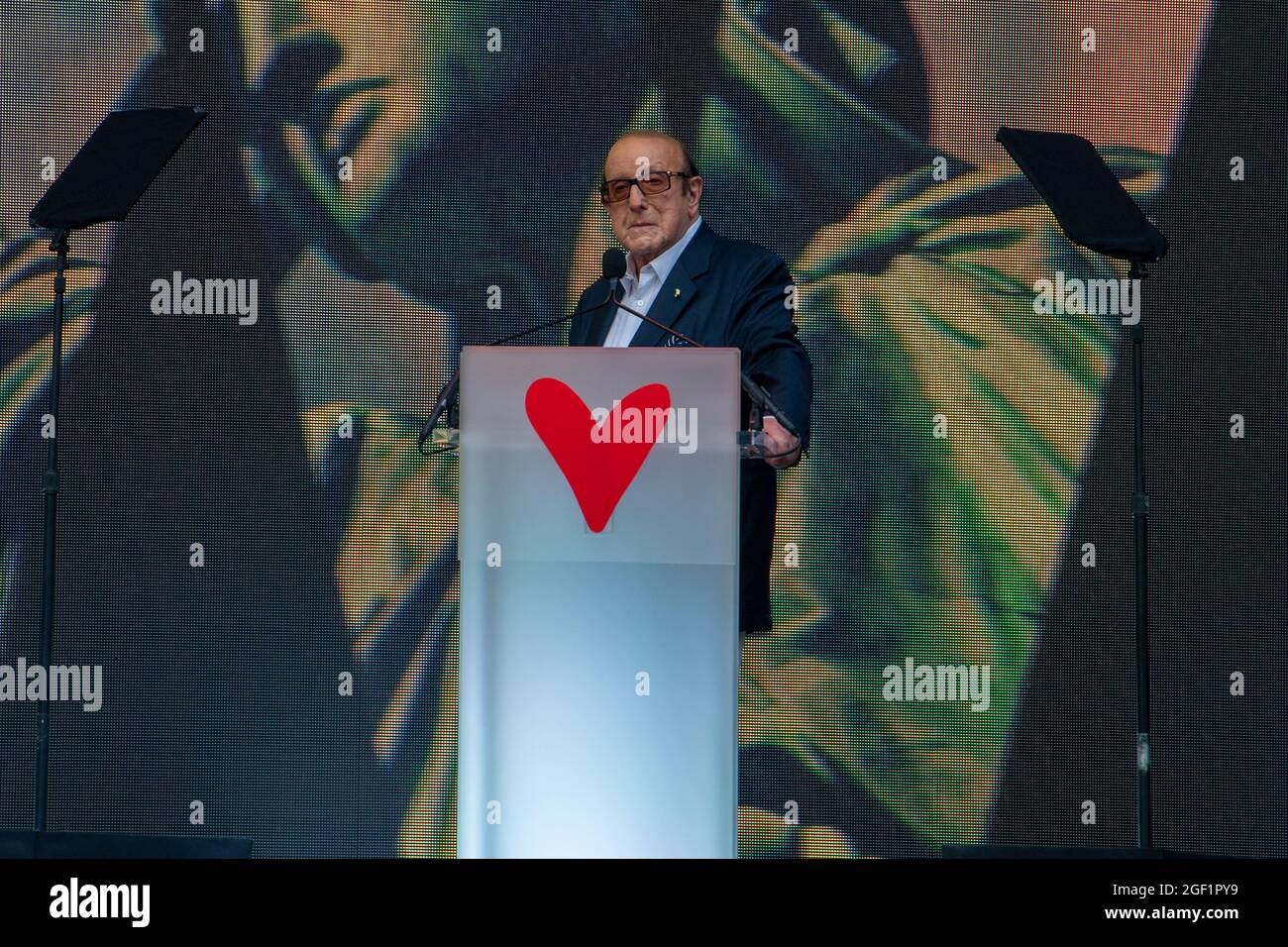 New York, United States. 21st Aug, 2021. Clive Davis speaks during the 'We Love NYC: The Homecoming Concert' at the Great Lawn in Central Park, New York City. Credit: SOPA Images Limited/Alamy Live News Stock Photo