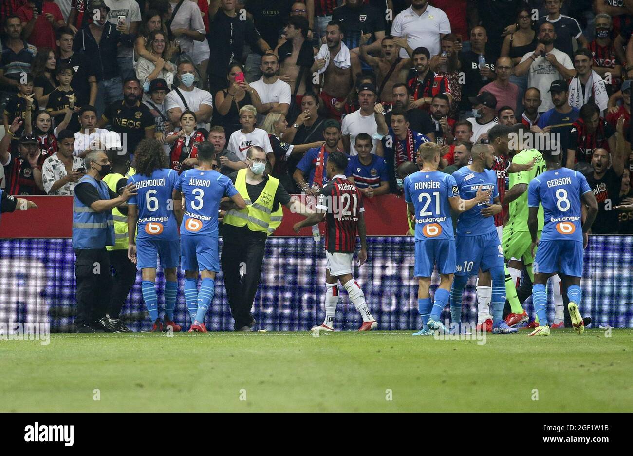 Incidents between players of Marseille - among them Matteo Guendouzi, Alvaro Gonzalez, Dimitri Payet - and supporters of OGC Nice who enter the pitch during the French championship Ligue 1 football match between OGC Nice (OGCN) and Olympique de Marseille (OM) on August 22, 2021 at Allianz Riviera stadium in Nice, France - Photo Jean Catuffe / DPPI Stock Photo