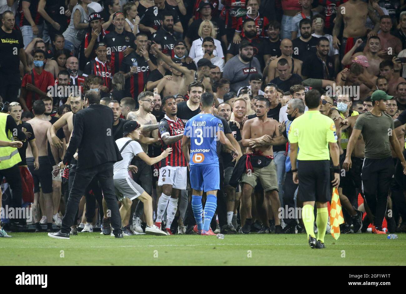 Incidents between players of Marseille - among them Alvaro Gonzalez of OM - and supporters of OGC Nice who enter the pitch during the French championship Ligue 1 football match between OGC Nice (OGCN) and Olympique de Marseille (OM) on August 22, 2021 at Allianz Riviera stadium in Nice, France - Photo Jean Catuffe / DPPI Stock Photo