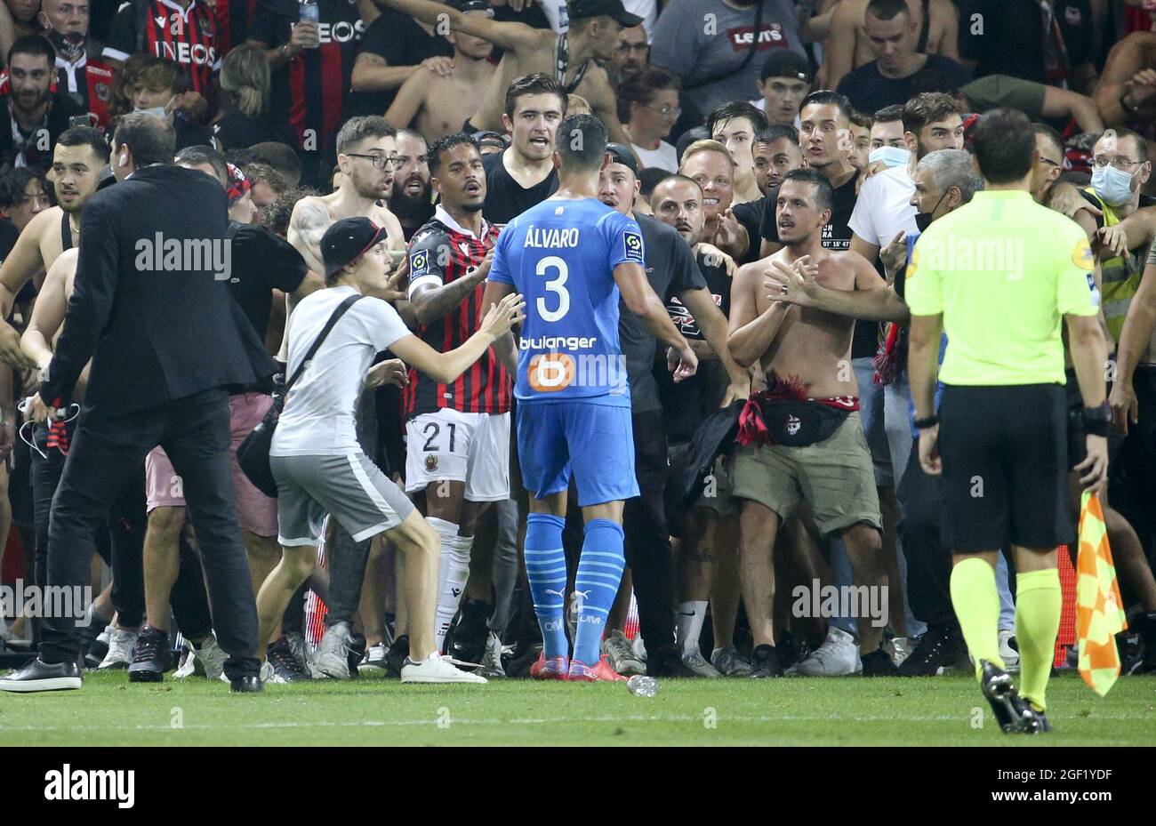 Incidents between players of Marseille - among them Alvaro Gonzalez of OM - and supporters of OGC Nice who entered the pitch during the French championship Ligue 1 football match between OGC Nice (OGCN) and Olympique de Marseille (OM) on August 22, 2021 at Allianz Riviera stadium in Nice, France - Photo Jean Catuffe / DPPI Stock Photo
