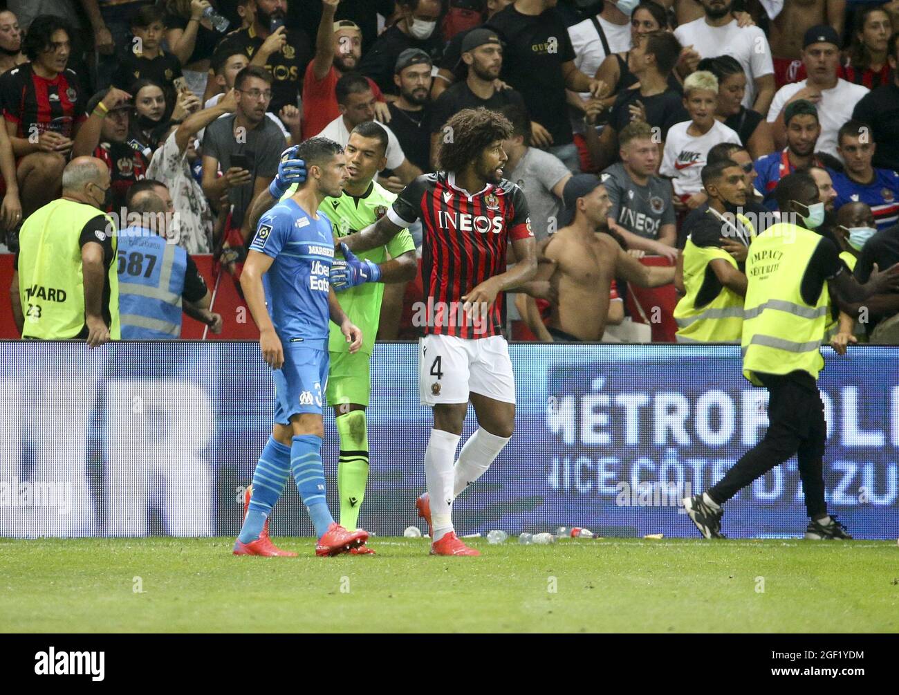 Incidents between players of Marseille - among them Alvaro Gonzalez of OM calmed by Walter Benitez and Dante of NIce - and supporters of OGC Nice who entered the pitch during the French championship Ligue 1 football match between OGC Nice (OGCN) and Olympique de Marseille (OM) on August 22, 2021 at Allianz Riviera stadium in Nice, France - Photo Jean Catuffe / DPPI Stock Photo