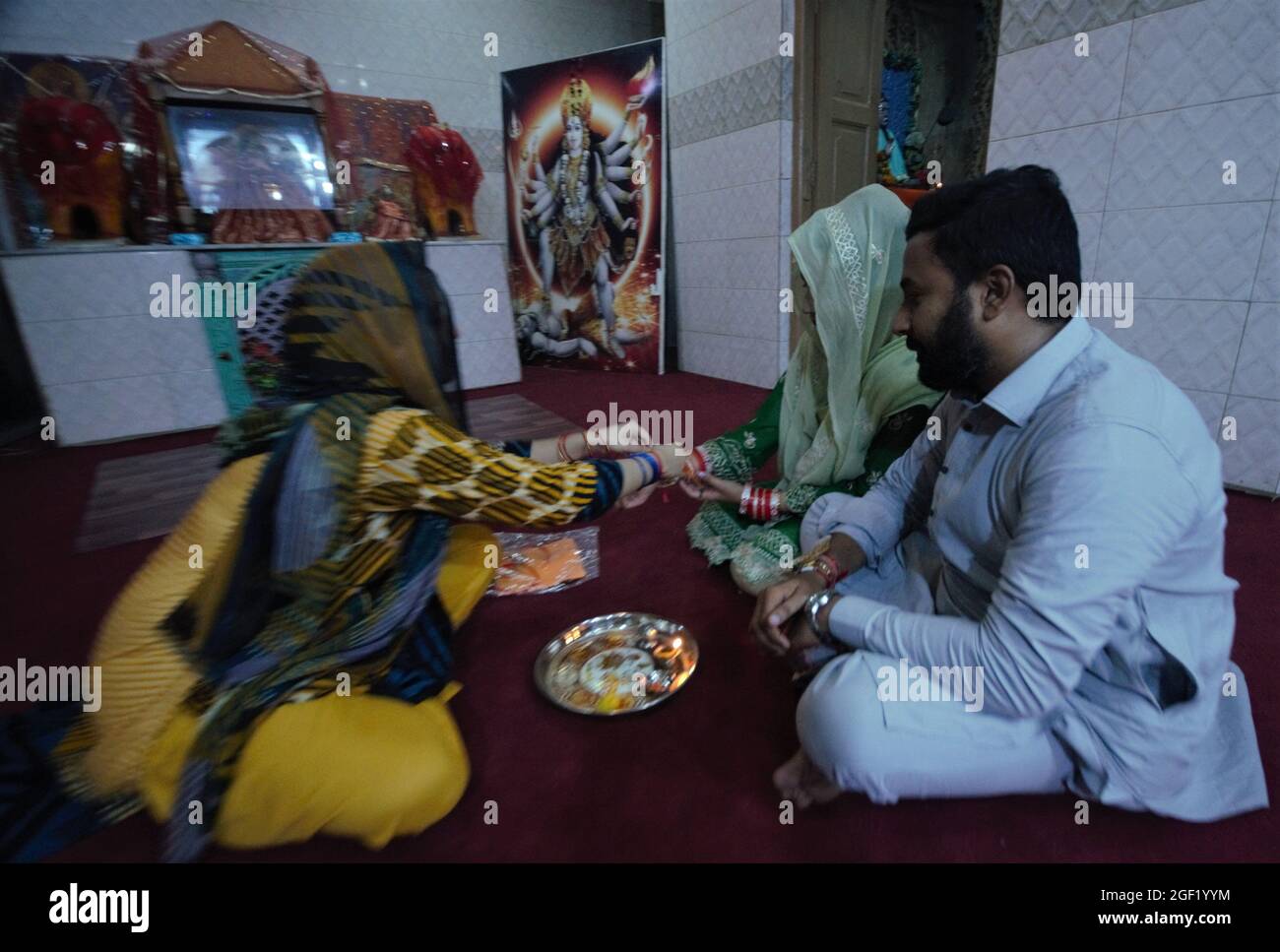 Pakistani Hindus pray in the temple during the celebration of Raksha ...
