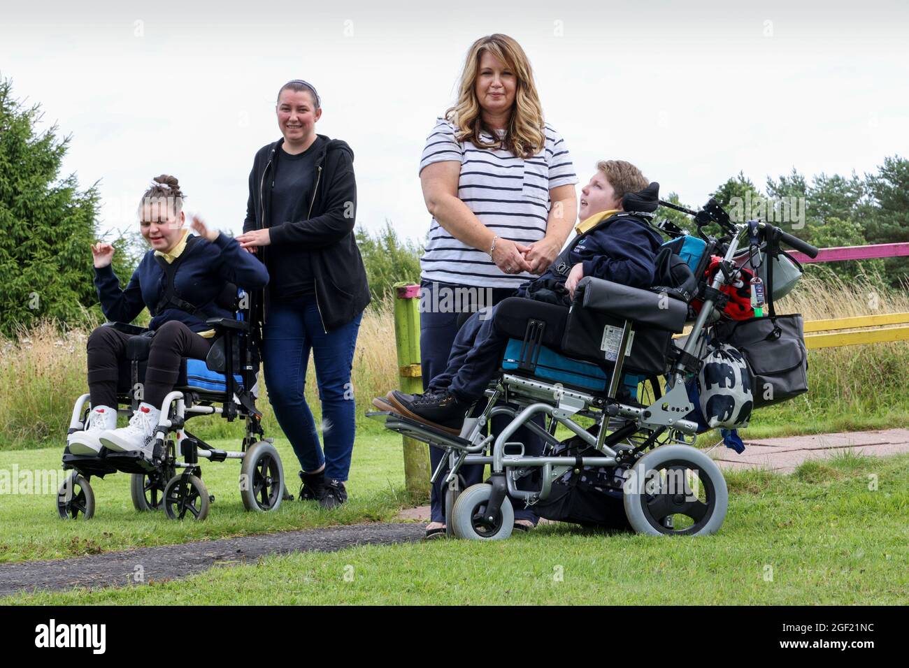 Anne Kelly with her daughter Erin, 13 (left) and Donna Quinn with her son Logan, 13 at Craighalbert Centre, Cumbernauld. The 13 year olds are two of around 4,000 children in Scotland to be offered a Covid-19 vaccine under new guidance. Picture date: Wednesday August 18, 2021. Stock Photo