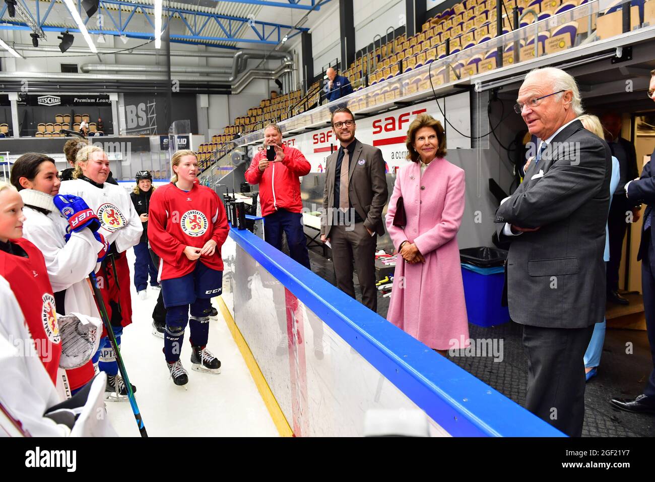 King Carl Gustaf and Queen Silvia meets with a girl's ice hockey team in Oskarshamn during their visit in Kalmar county.  Photo: Jonas Ekstromer / TT code 10030 Stock Photo