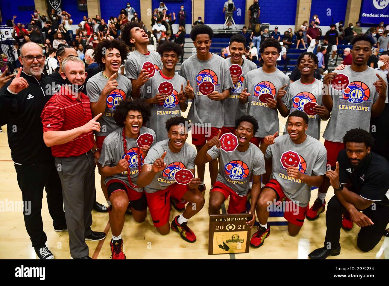 Centennial Huskies pose after winning the 2021 CIF Southern Section Championship basketball game on Friday, June 11, 2021, in Chatsworth. Centennial d Stock Photo