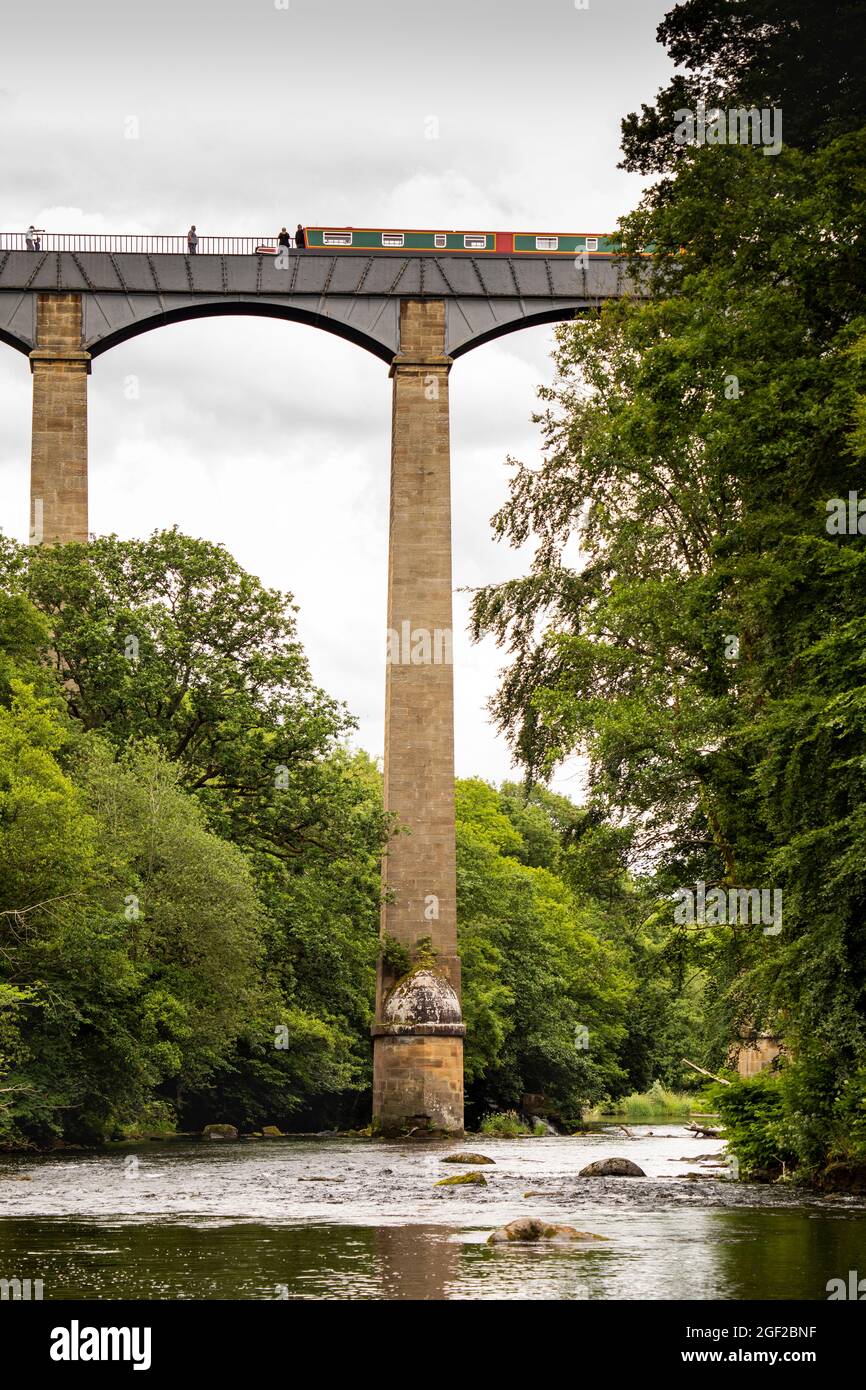 UK Wales, Clwyd, Pontcysyllte, Aqueduct carrying Thomas Telford’s Llangollen Canal over River Dee Valley Stock Photo