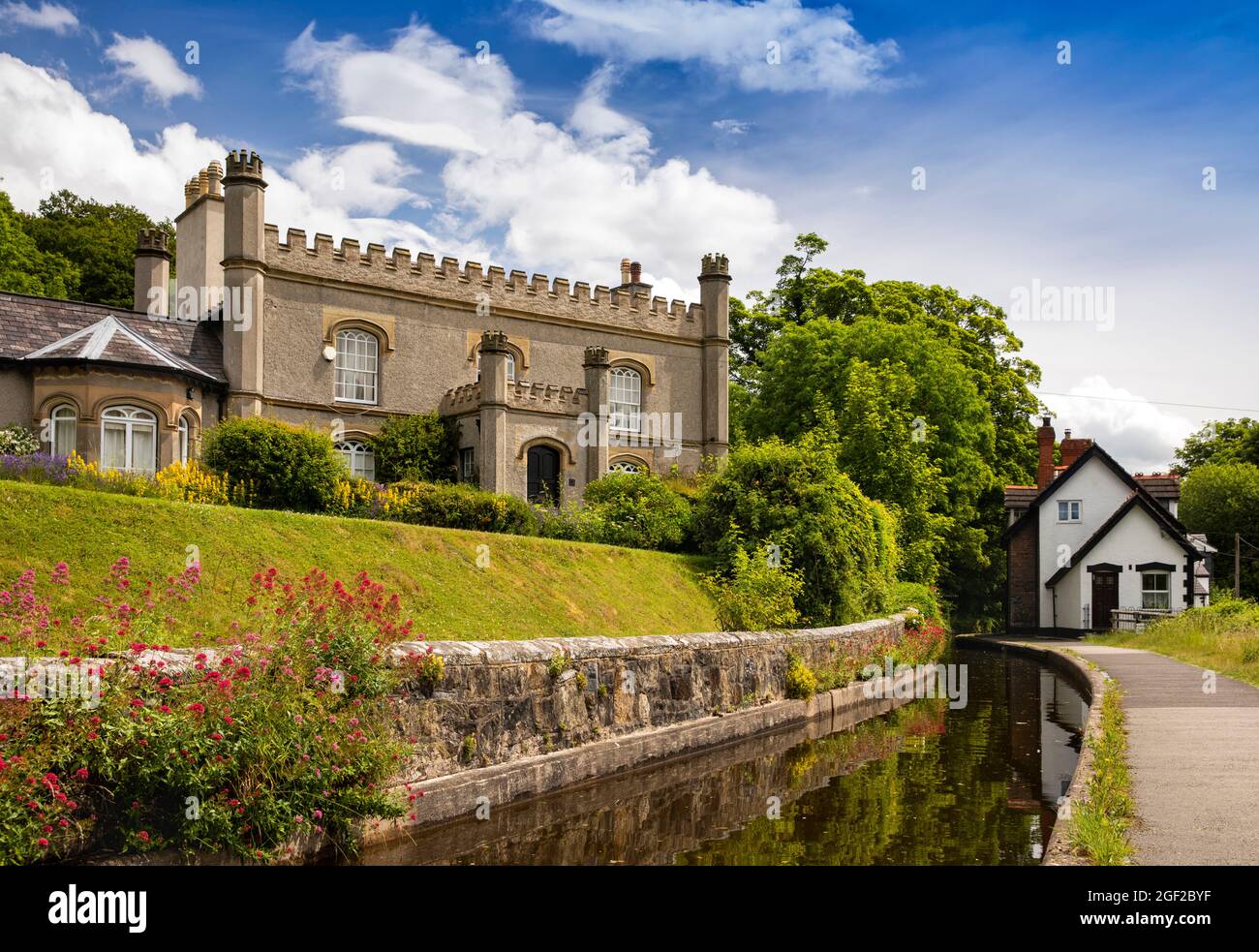 UK Wales, Clwyd, Llangollen, Siamber Wen, 1800s Gothic castellated house beside Llangollen Canal Stock Photo