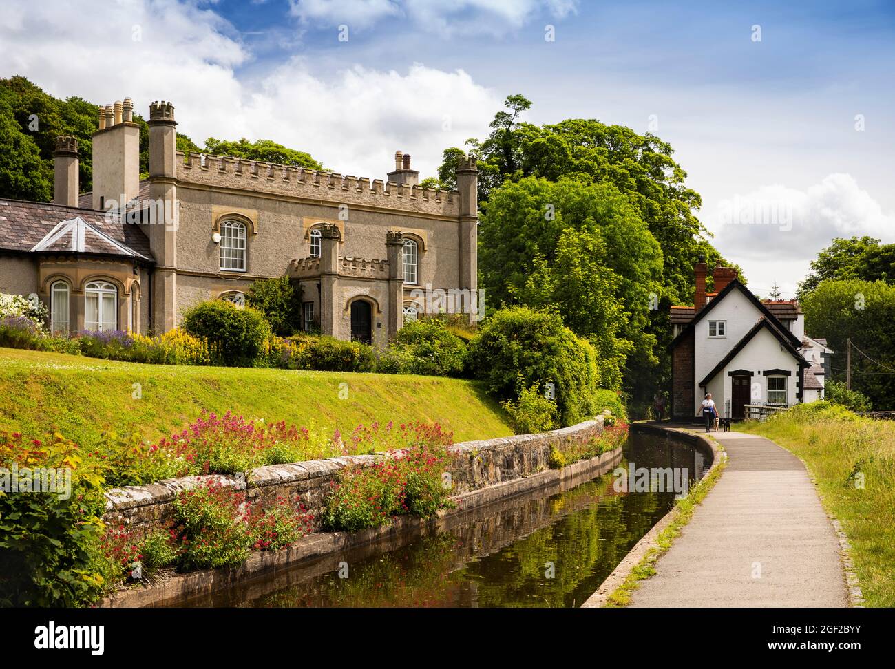 UK Wales, Clwyd, Llangollen, Siamber Wen, 1800s Gothic castellated house beside Llangollen Canal Stock Photo