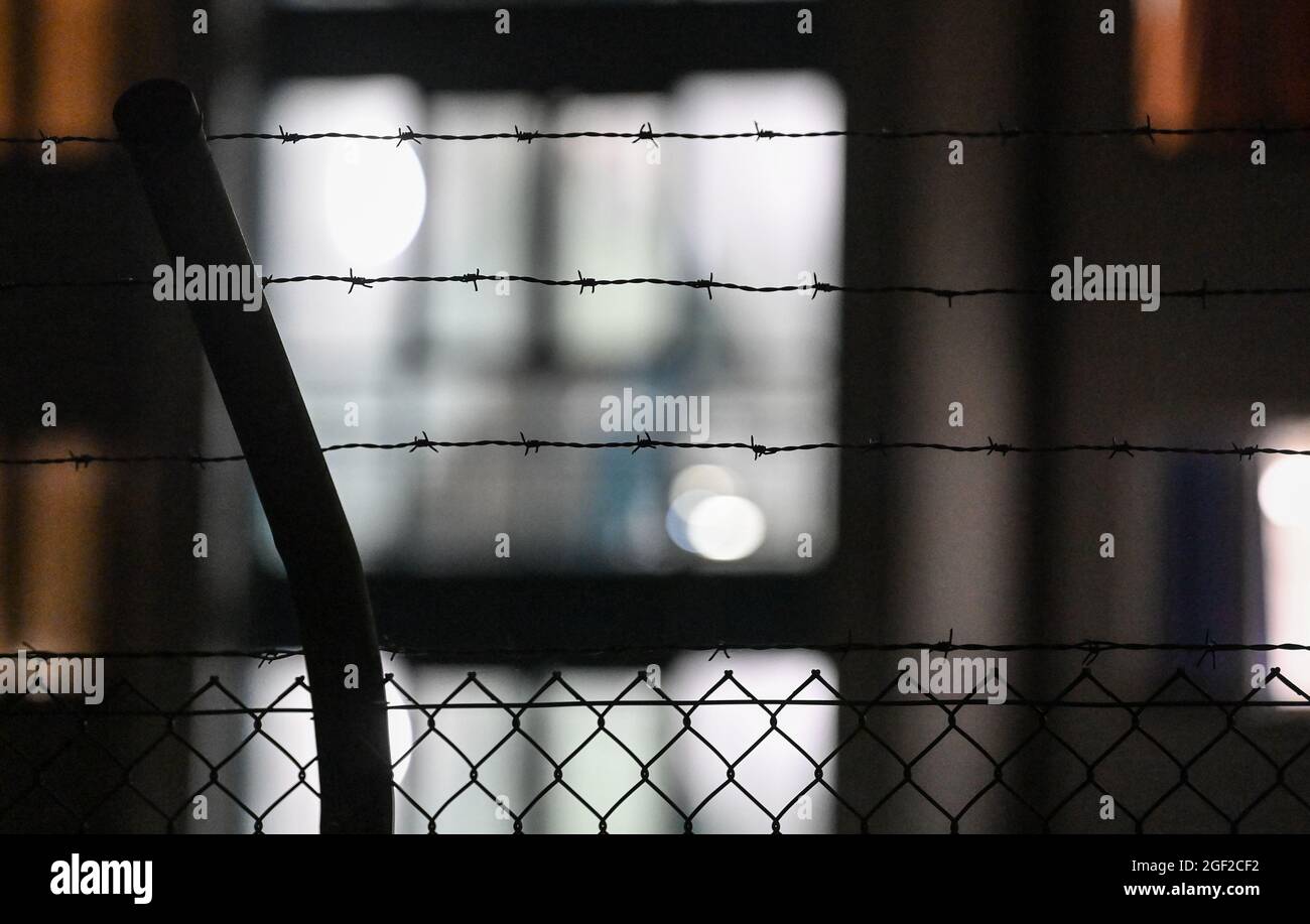 Doberlug Kirchhain, Germany. 20th Aug, 2021. Barbed wire fence secures the area of the DRK refugee aid in the initial reception facility. Credit: Patrick Pleul/dpa-Zentralbild/ZB/dpa/Alamy Live News Stock Photo
