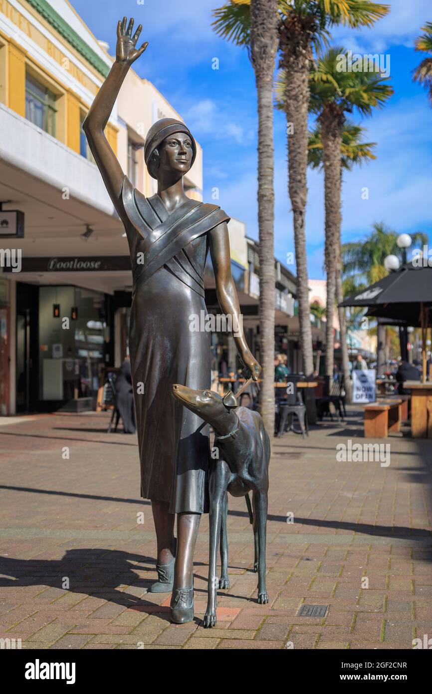 'A Wave in Time',  a bronze statue of a 1930s woman waking a greyhound, in Napier, 'The Art Deco Capital of New Zealand' Stock Photo