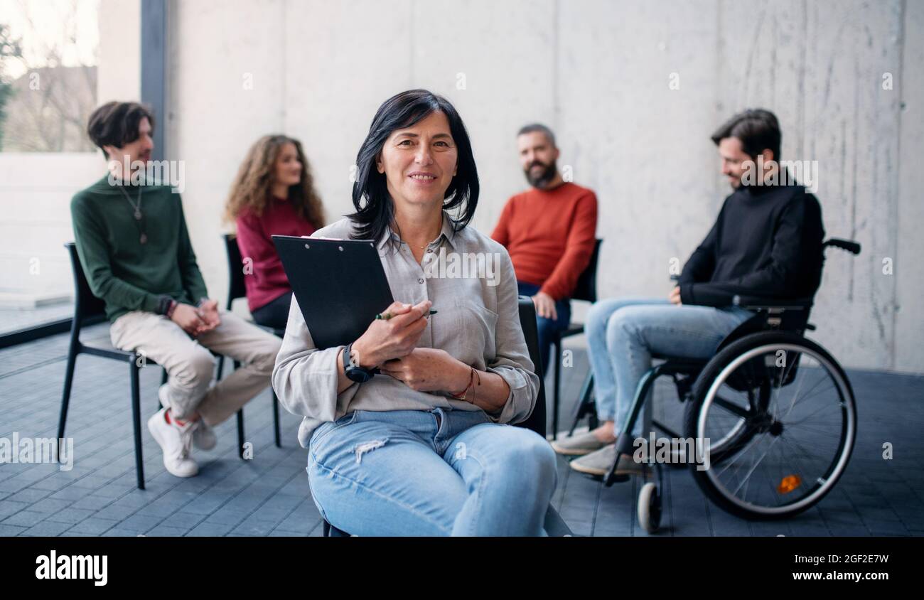 Disabled group meeting hi-res stock photography and images - Alamy