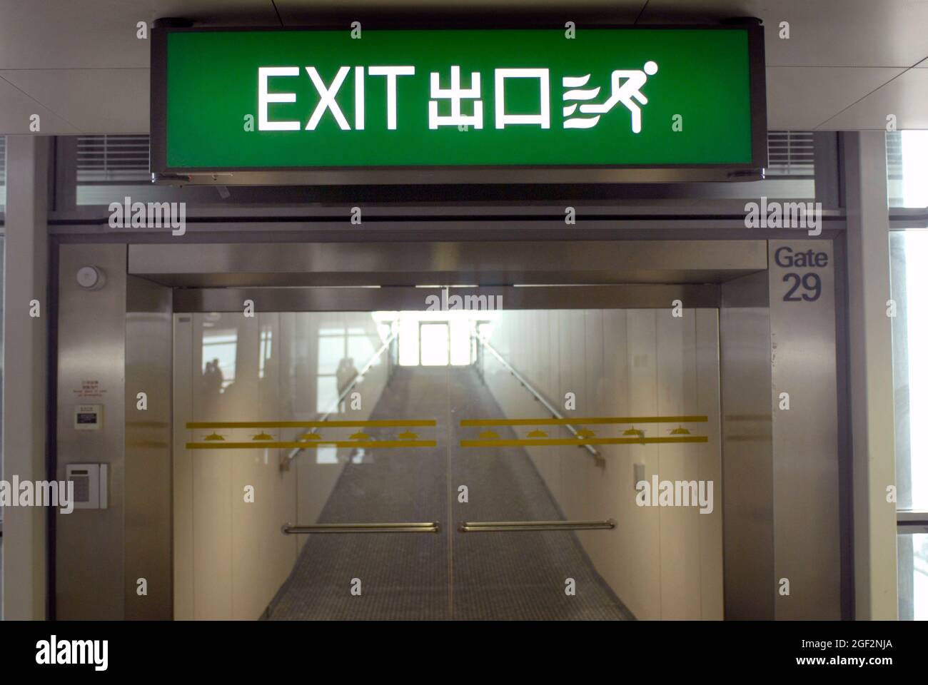 Exit sign in chinese english hires stock photography and images Alamy