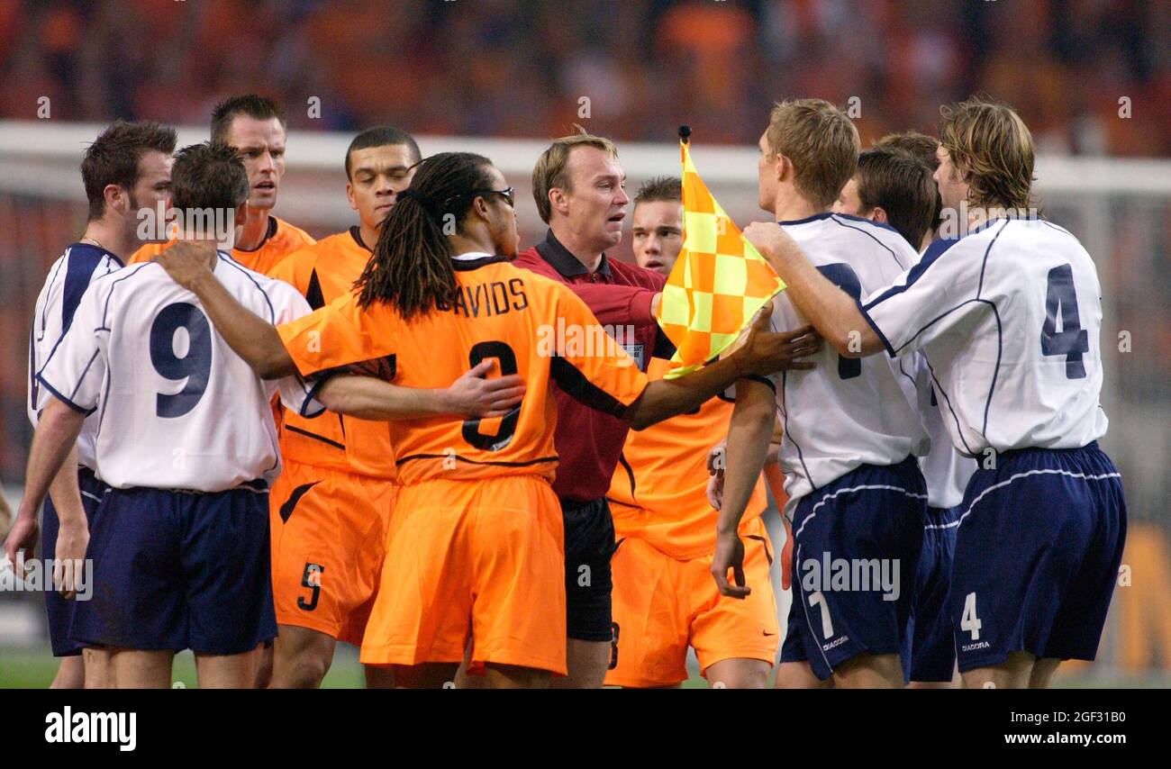 Amsterdam ArenA Amsterdam The Netherlands, 19.11.2003, Football: International qualifier for Euro 2004, The Netherlands (NED, orange) vs Scotland (SCO, white) 6:0 - referee Lubos Michel breaking up shoving players Stock Photo