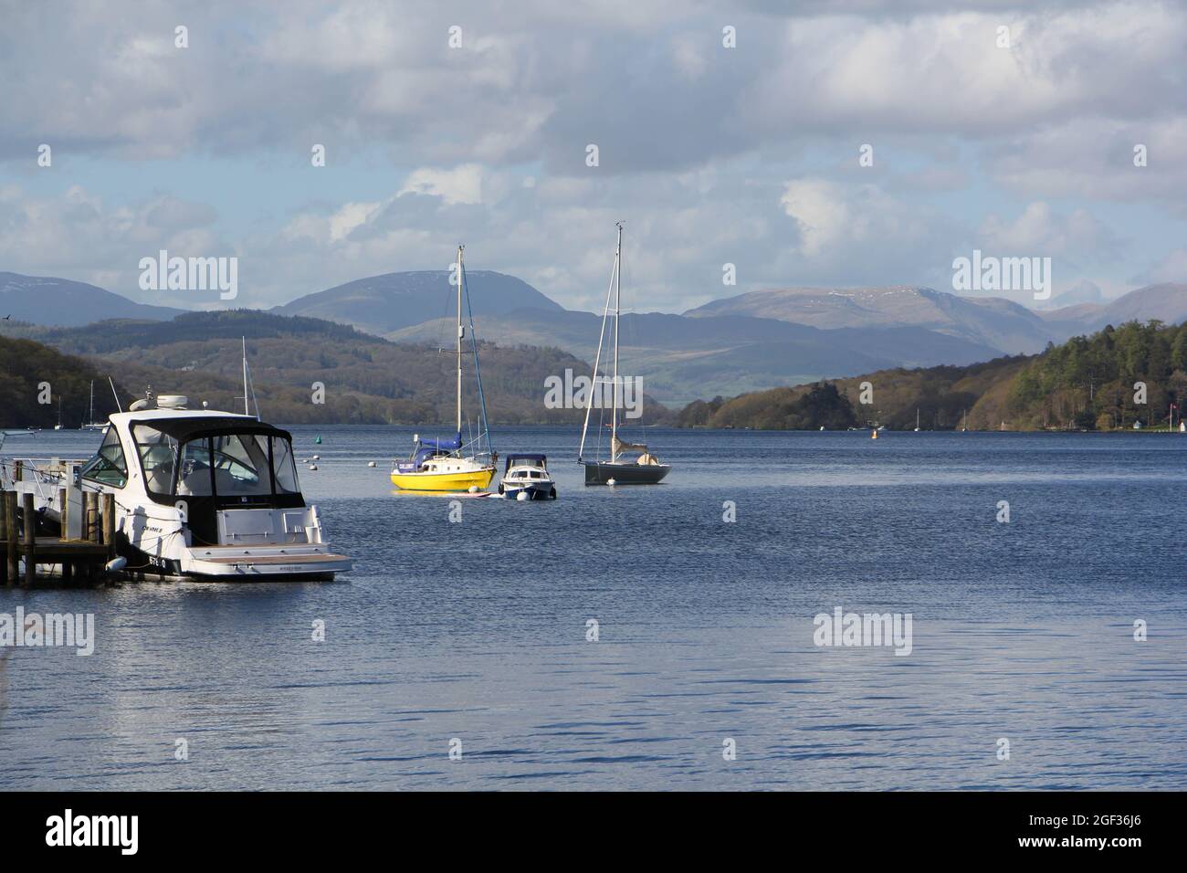 boats-on-lake-windermere-near-lakeside-in-the-lake-district-with-fells