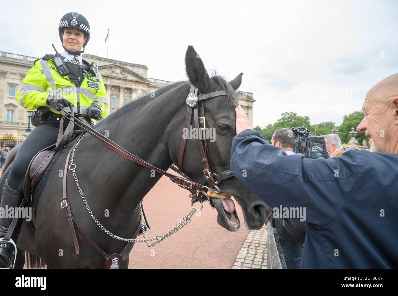 Buckingham Palace, London, UK. 23 August 2021. Large numbers of