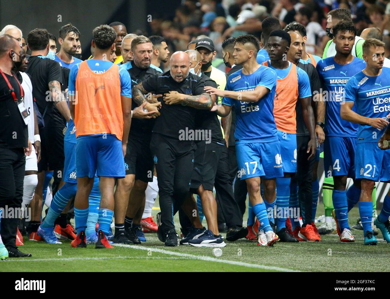 firo: 22.08.2021, football, soccer, LIGUE 1, season 2021/2022, 21/22 French league, OGC Nice (OGCN) - Olympique de Marseille (OM) Incidents between players of Marseille - here coach of Marseille Jorge Sampaoli being pushed back by his staff and his players - and supporters of OGC Nice who enter the pitch chaos, space storm of the Nice fans, throwing attacks of the Nice fans versus players from Marseille who throw back Our terms and conditions apply, available at www.firosportphoto.de , Â¬¬ ONLY FOR USE IN GERMANY !!!!!! Photo: DPPI, copyright by firo sportphoto: Coesfelder Str. 207 D-48249 DvÂ Stock Photo