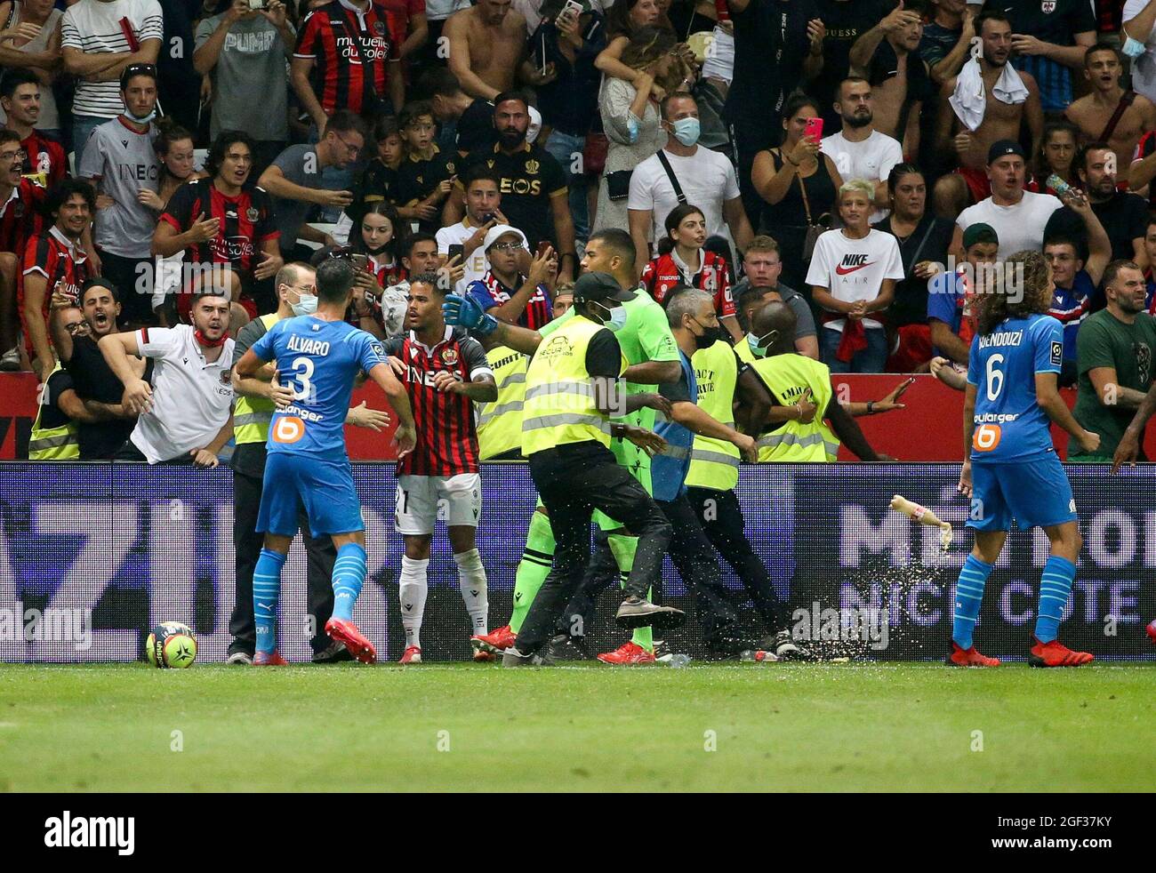 firo: 22.08.2021, football, soccer, LIGUE 1, season 2021/2022, 21/22 French league, OGC Nice (OGCN) - Olympique de Marseille (OM) Incidents between players of Marseille - among them Alvaro Gonzalez of OM - and supporters of OGC Nice who enter the pitch, chaos, storm of the Nice fans, throwing attacks of the Nice fans versus players from Marseille who throw back Our terms and conditions apply, can be viewed at www.firosportphoto.de, ONLY FOR USE IN GERMANY !!!!!! Photo: DPPI, copyright by firo sportphoto: Coesfelder Str. 207 D-48249 DvÂºlmen www.firosportphoto.de mail@firosportphoto.de Account Stock Photo