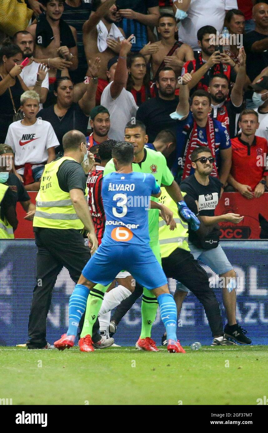 firo: 22.08.2021, football, soccer, LIGUE 1, season 2021/2022, 21/22 French league, OGC Nice (OGCN) - Olympique de Marseille (OM) Incidents between players of Marseille - among them Alvaro Gonzalez of OM - and supporters of OGC Nice who enter the pitch chaos, storm of the Nice fans, throwing attacks of the Nice fans versus players from Marseille who throw back Our terms and conditions apply, can be viewed at www.firosportphoto.de, ONLY FOR USE IN GERMANY! !!!!! Photo: DPPI, copyright by firo sportphoto: Coesfelder Str. 207 D-48249 DvÂºlmen www.firosportphoto.de mail@firosportphoto.de Account d Stock Photo