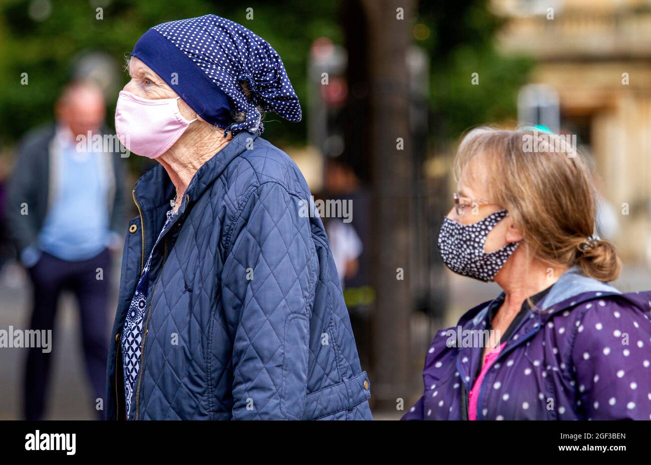 Two senior women wearing facemasks hi-res stock photography and images ...