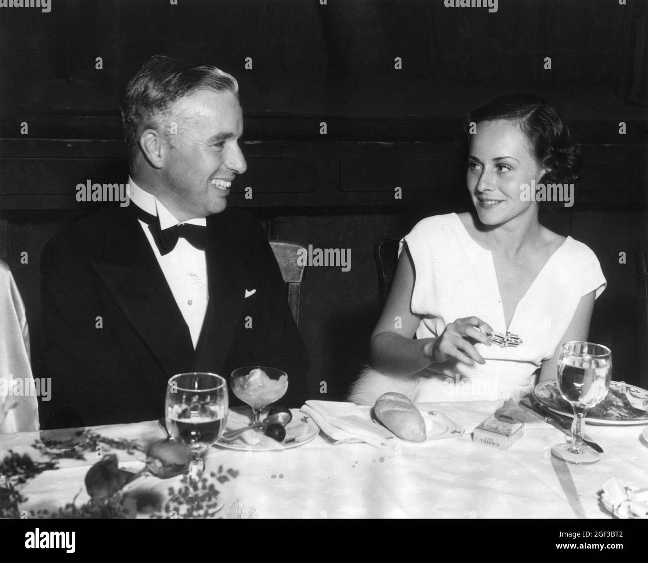 CHARLIE CHAPLIN and PAULETTE GODDARD in September 1933 at a dinner in honour of Walt Disney by the Writers Club in Hollywood Stock Photo