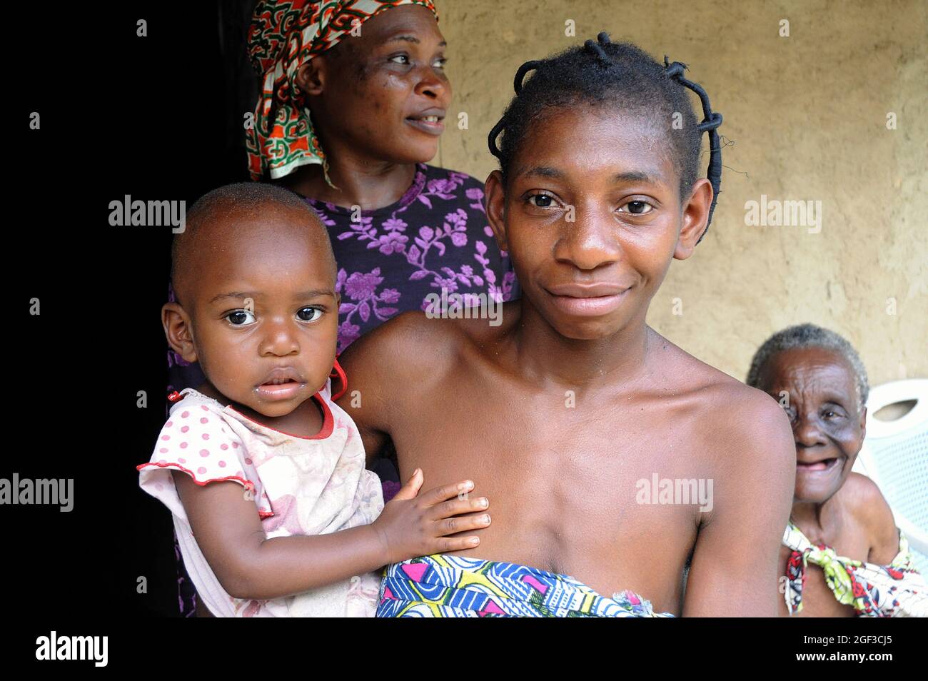 A Pygmee Mother Carrying Her Baby In Her Village In The Middle Of The Forest In Ikobey Km From Fougamou Southern Gabon May 03 14 Une Mere Pygmee Portant Son Bebe