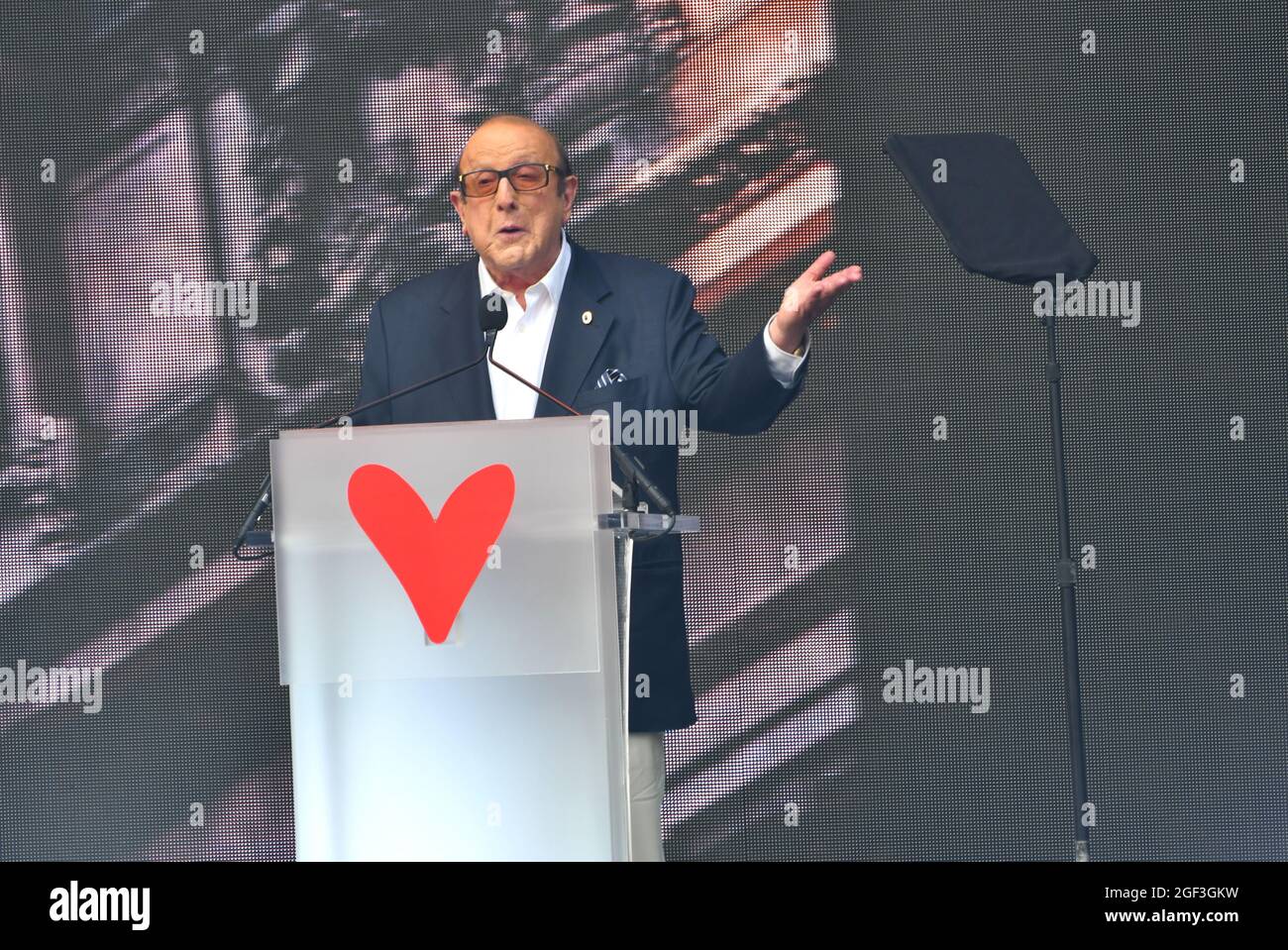 NEW YORK, NEW YORK - AUGUST 21: Clive Davis speaks during We Love NYC: The Homecoming Concert Produced by NYC, Clive Davis, and Live Nation on August 21, 2021 in New York City. (Photo by John Atashian) Stock Photo