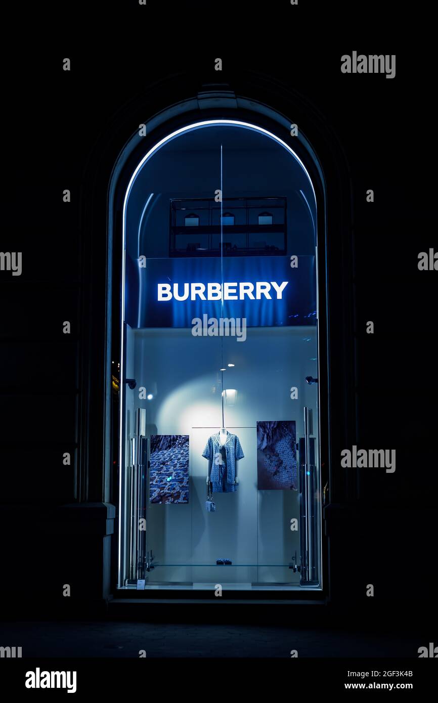 BARCELONA, SPAIN - Aug 12, 2021: Barcelona, Catalonia, Spain - August 12th  2021: Burberry store in Passeig de Gracia, the golden mile of Barcelona. Bu  Stock Photo - Alamy