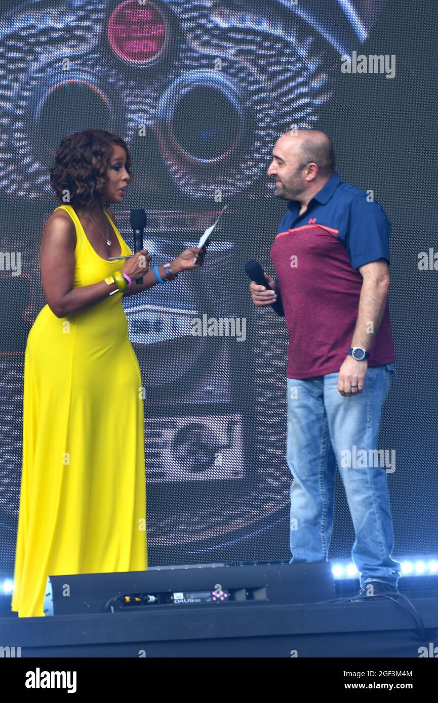 NEW YORK, NEW YORK - AUGUST 21: Gayle King speaks onstage with Johnny G (hot dog stand on 44th street for 40 years) during the We Love NYC: The Homecoming Concert Produced by NYC, Clive Davis, and Live Nation on August 21, 2021 in New York City. (Photo by John Atashian) Stock Photo