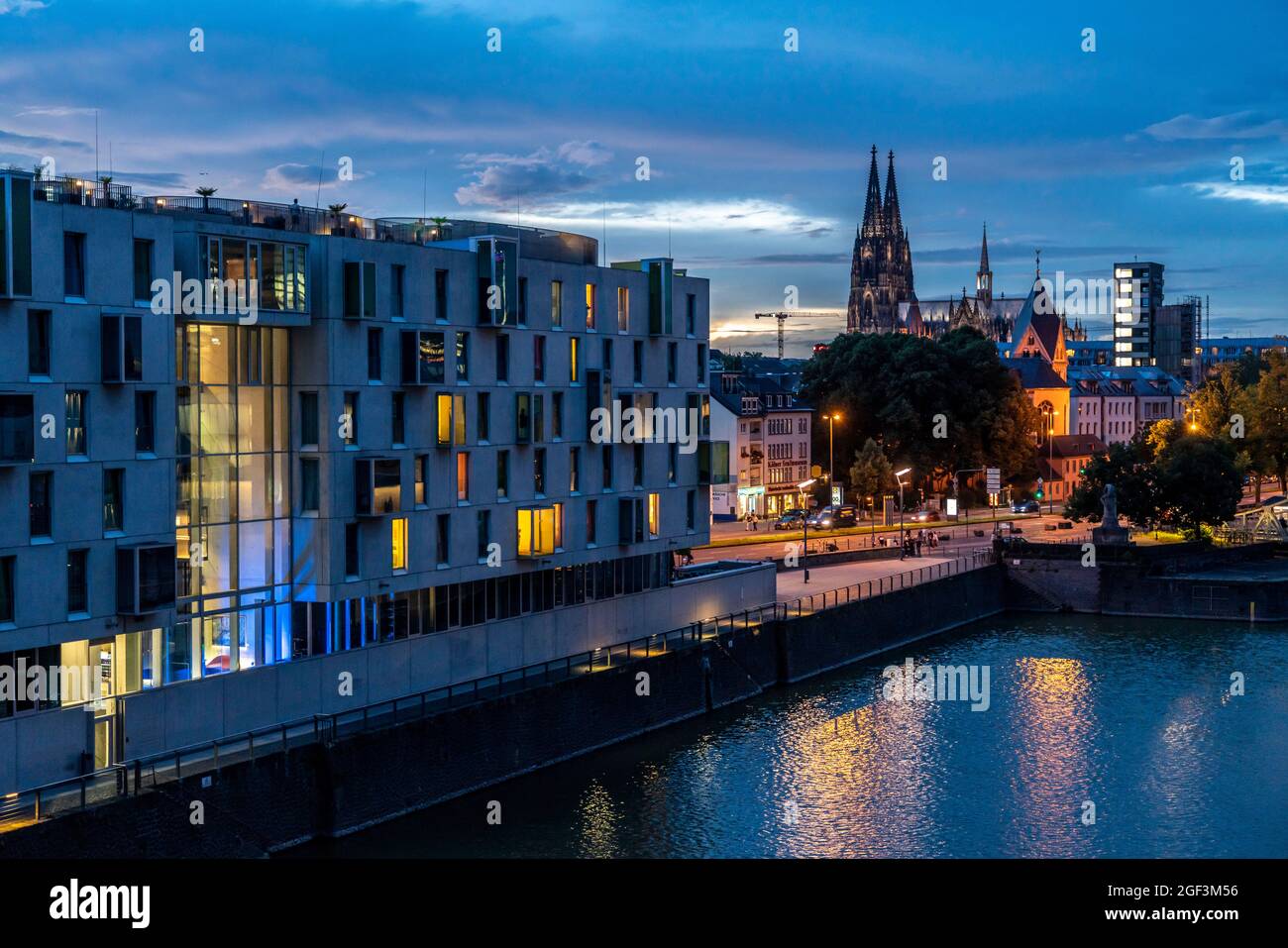 Skyline with Cologne Cathedral, Catholic Church Groß St. Martin, Malakoffturm, Rheinauenhafen