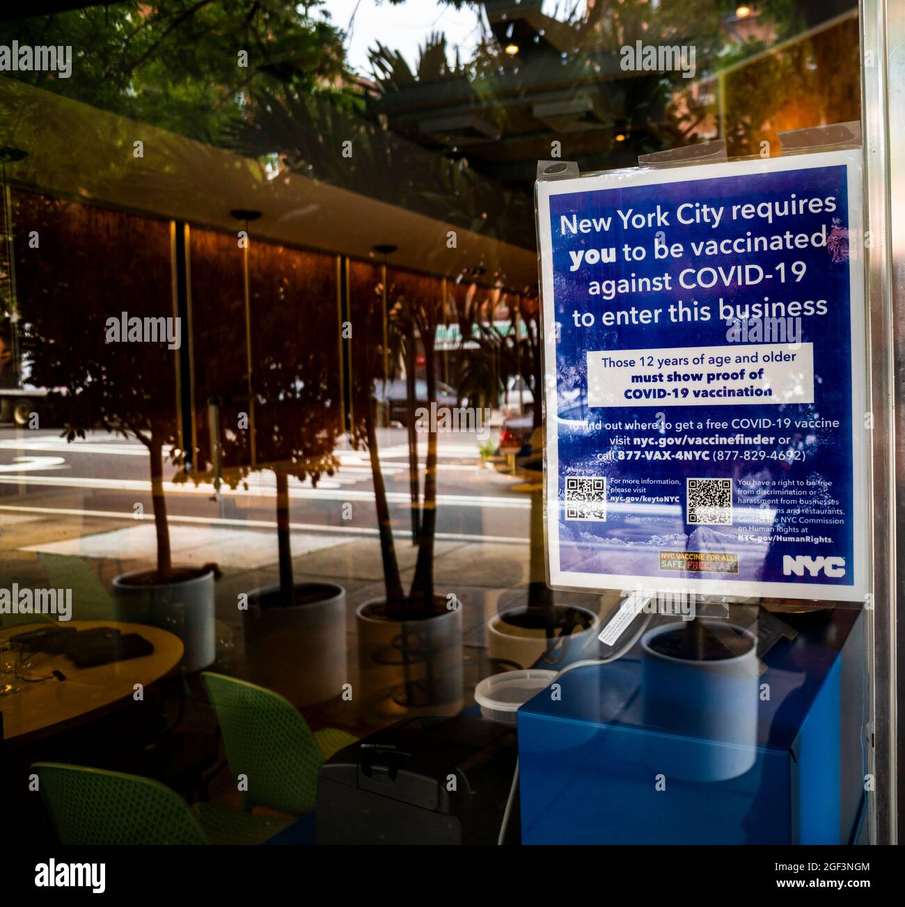 Suchette restaurant in Chelsea in New York display a sign requiring proof of vaccination prior to entering on Wednesday, August 18, 2021. Indoor dining, cultural institutions, bars, gyms, theaters and other indoor venues now require individuals to show proof of vaccination prior to entering. (© Richard B. Levine) Stock Photo